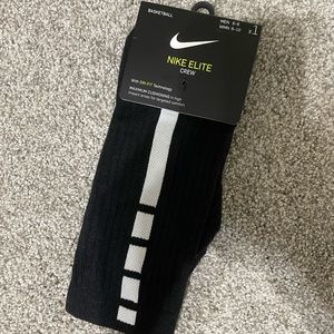 Black nike elite basketball socks. Mens size 6-8. Womens size 6-10.